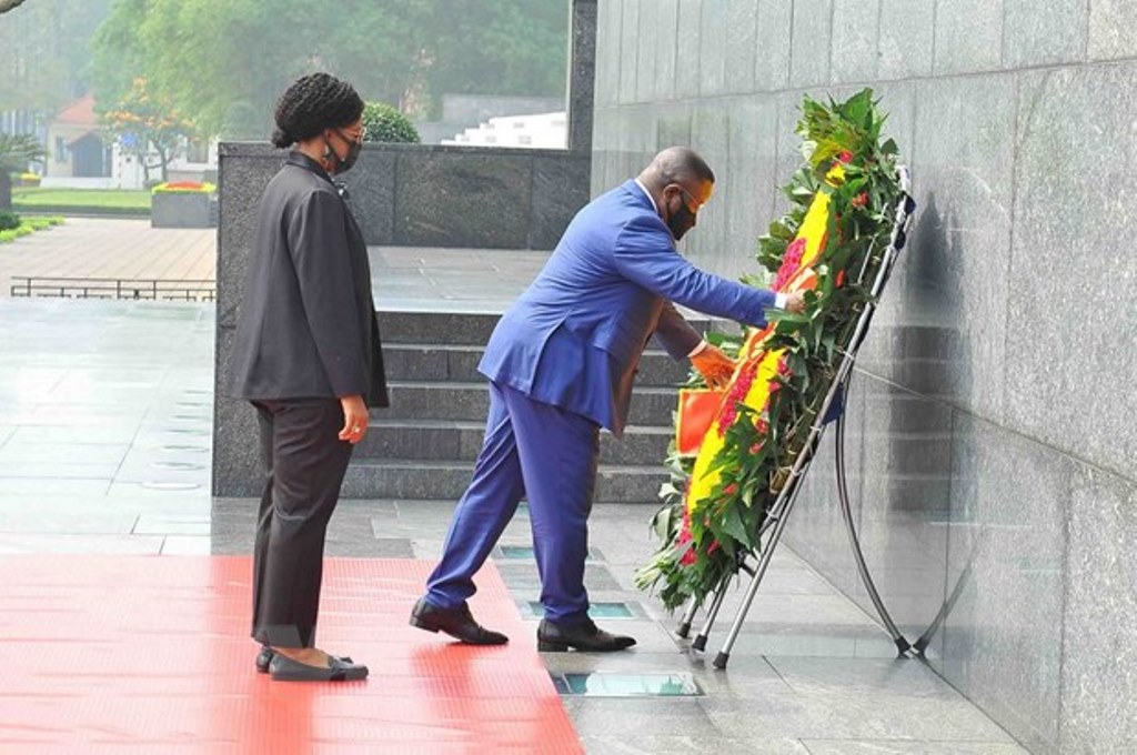 Sierra Leone President pays homage to President Ho Chi Minh